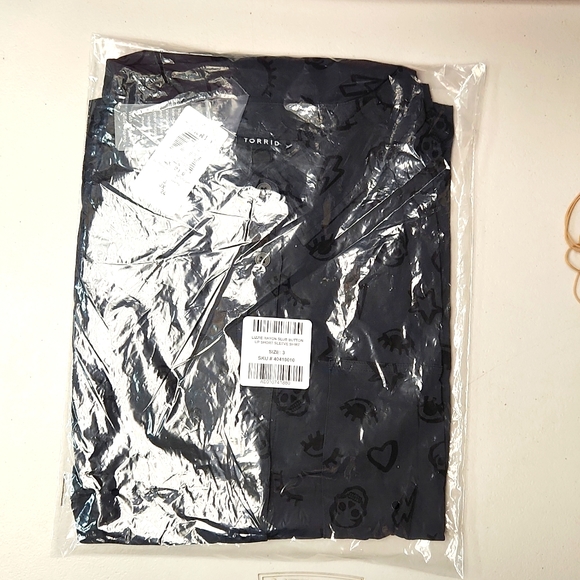 ❤️NWT VINTAGE TORRID BLOUSE - SKULL HEART BOLT PRINT - LIZZIE - BUTTON FRONT - Picture 10 of 15